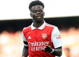 Bukayo Saka, despre care se crede ca este fotografiat impreuna cu fratele sau Abayomi in vacanta, intr-un personaj rar