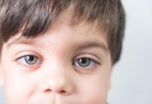 Nu e doar oboseală: 7 semne că cel mic are probleme de vedere